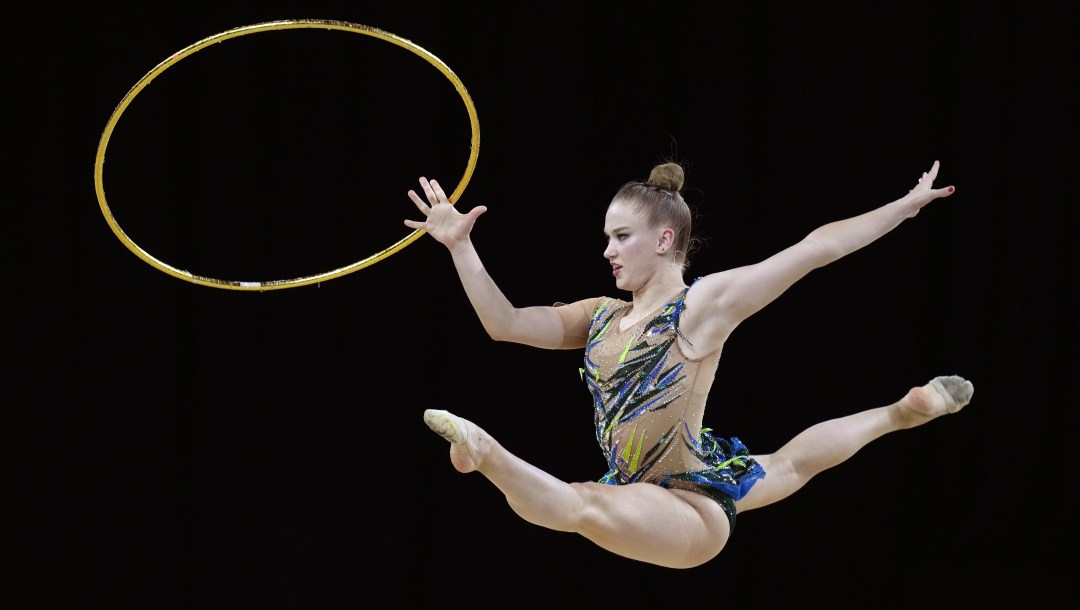 Tatiana Cocsanova tient un cerceau.