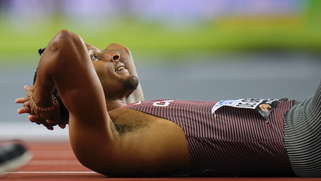 Andre De Grasse allongé sur la piste.