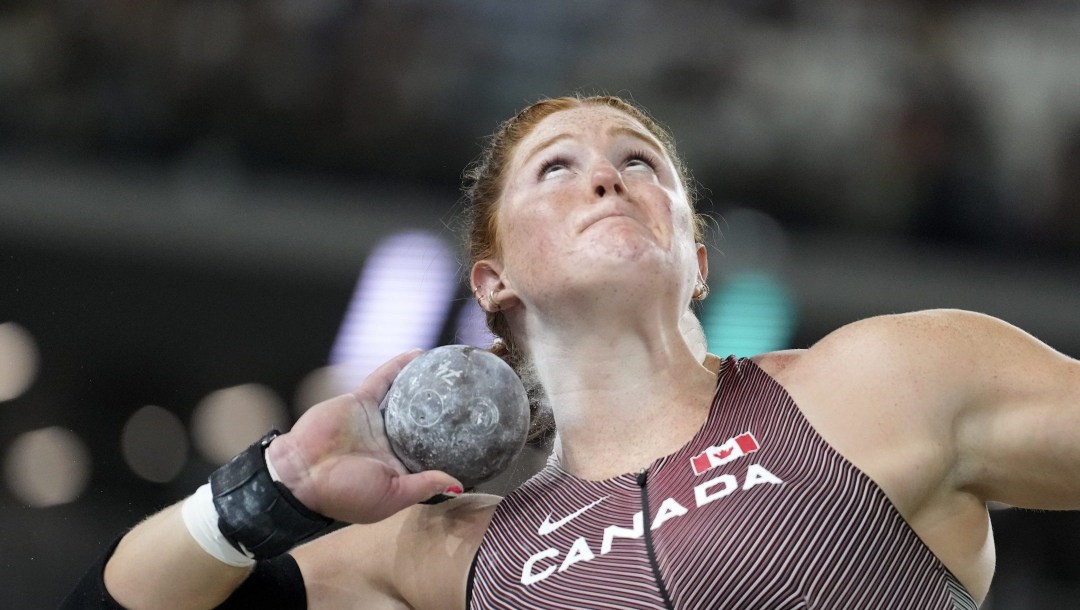 Sarah Mitton effectue un lancer du poids.