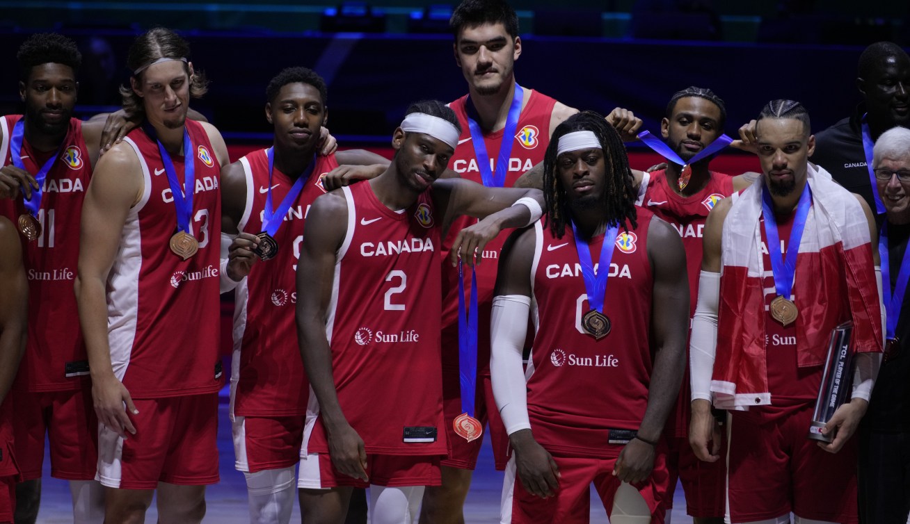 Les joueurs de l'équipe masculine canadienne avec leur médaille de bronze au cou. 