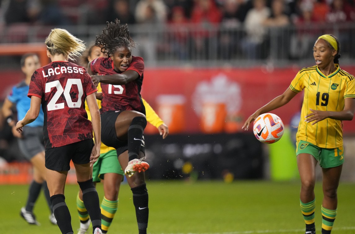 La Canadienne Nichelle Prince (15) progresse avec le ballon sous le regard de la Jamaïcaine Timmy Wiltshire (19).