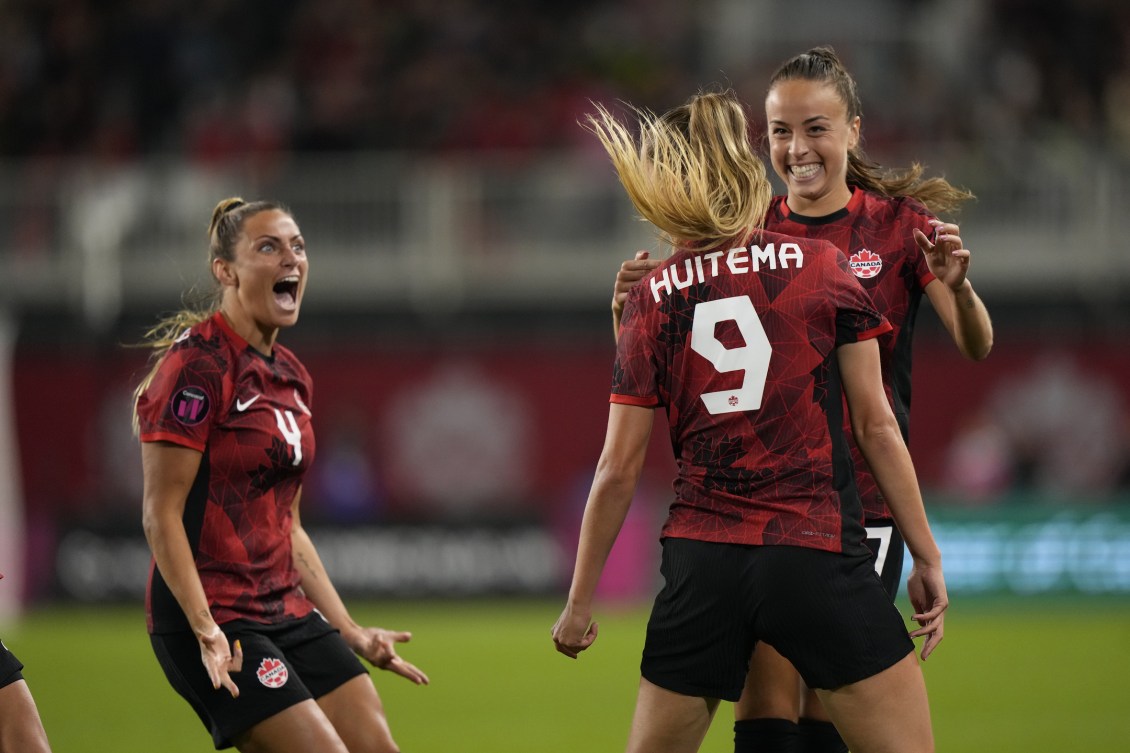 La Canadienne Jordyn Huitema (9) célèbre son but avec ses coéquipières Julia Grosso, à droite, et Shelina Zadorsky (4).