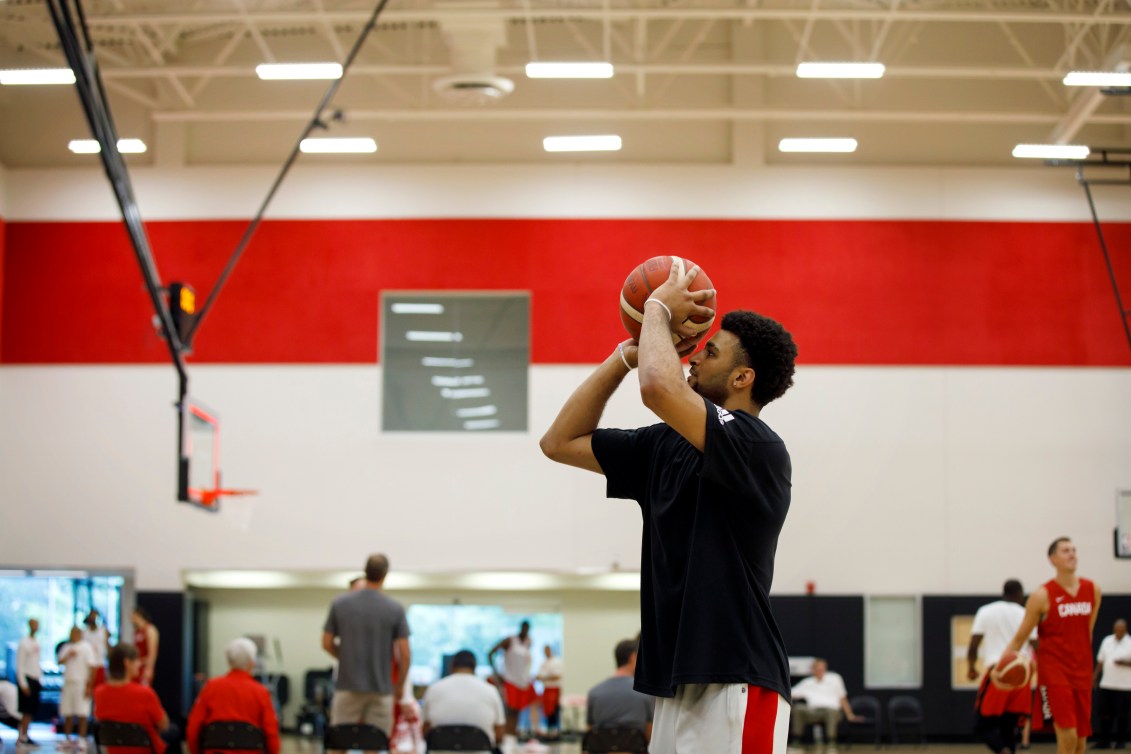 Jamal Murray effectue des tirs au panier à l'entraînement. 