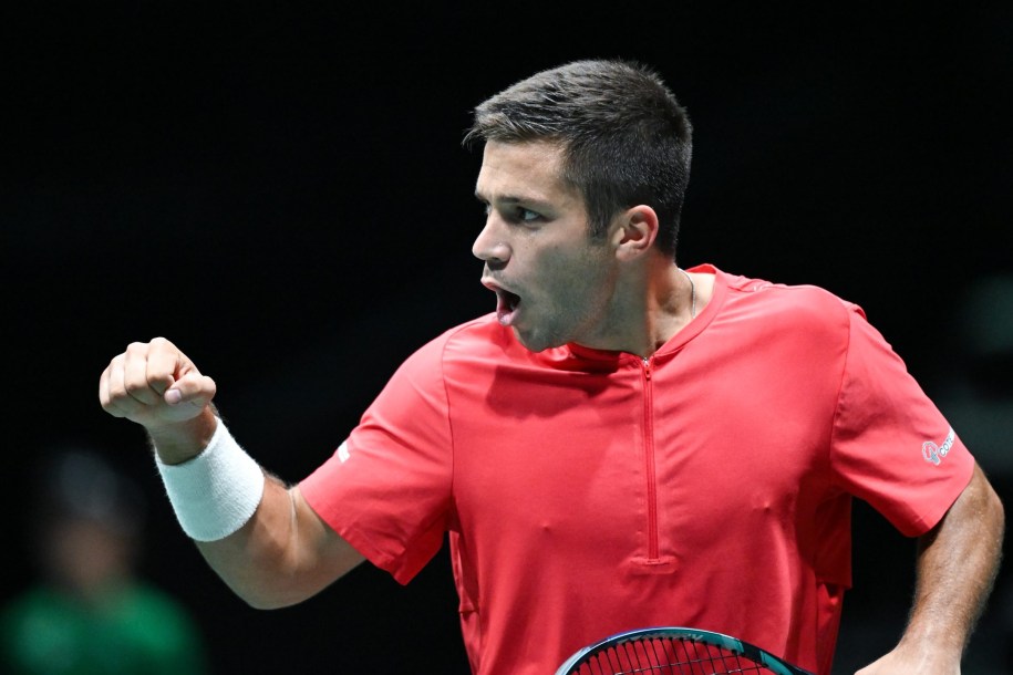 Le joueur de tennis Alexis Galarneau célébrant une victoire le poing fermé.