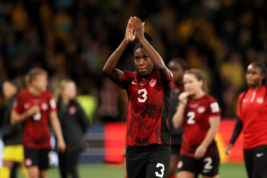 Kadeisha Buchanan applaudit.