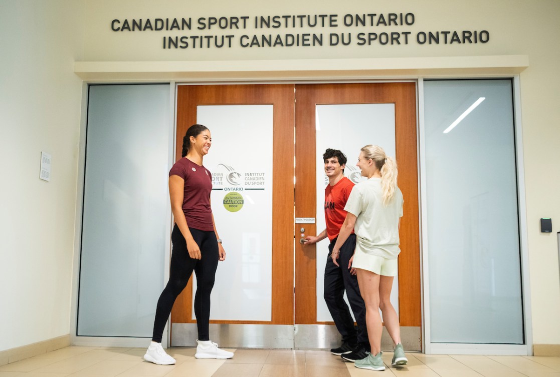 Sarah Douglas, Piper Gilles et Paul Poirier devant la porte de l'ICSO.