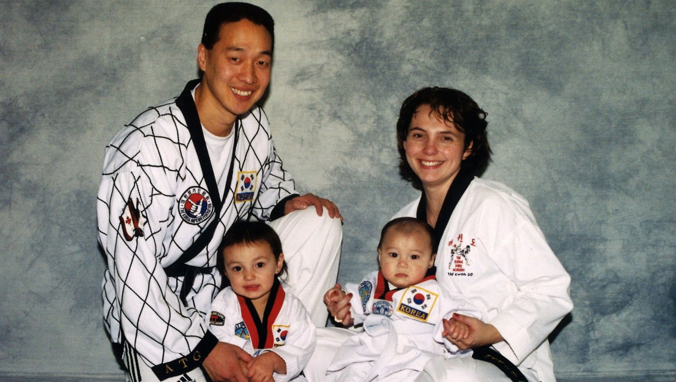 Portrait de famille des Park avec le père, la mère et deux bébés.