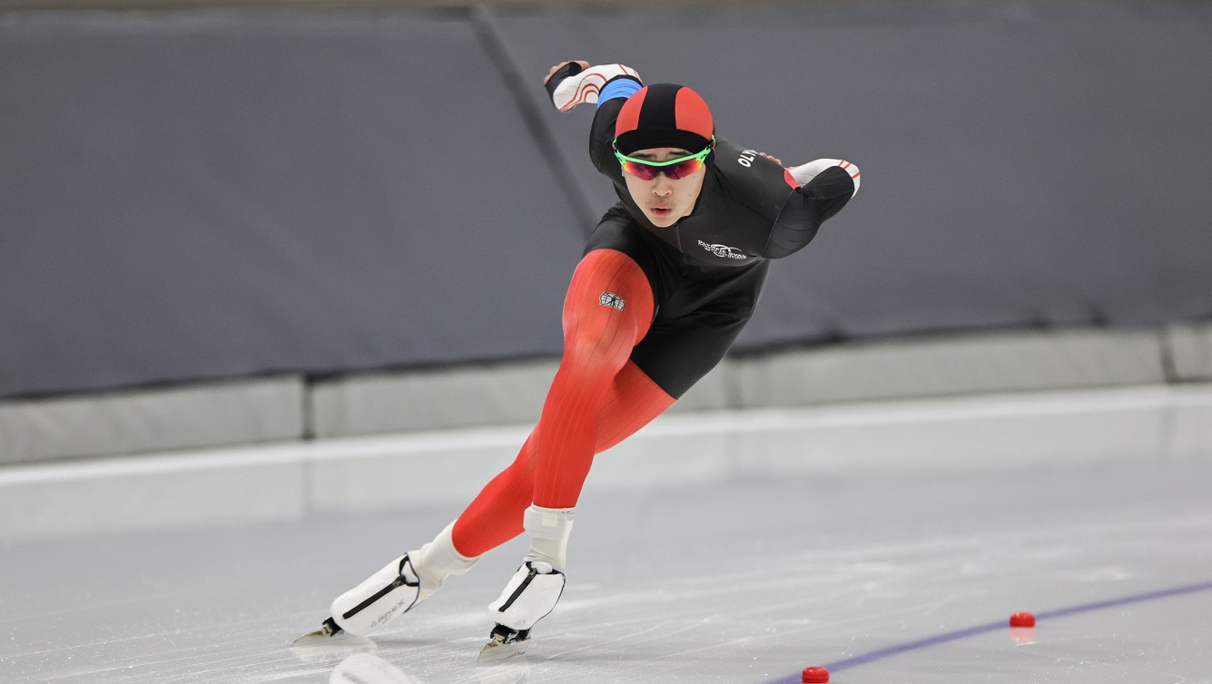 Un patineur de vitesse longue piste en action.