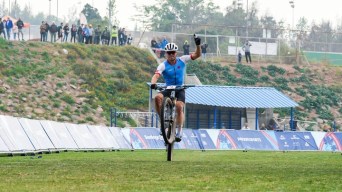 Gunnar Holmgren célèbre la victoire.