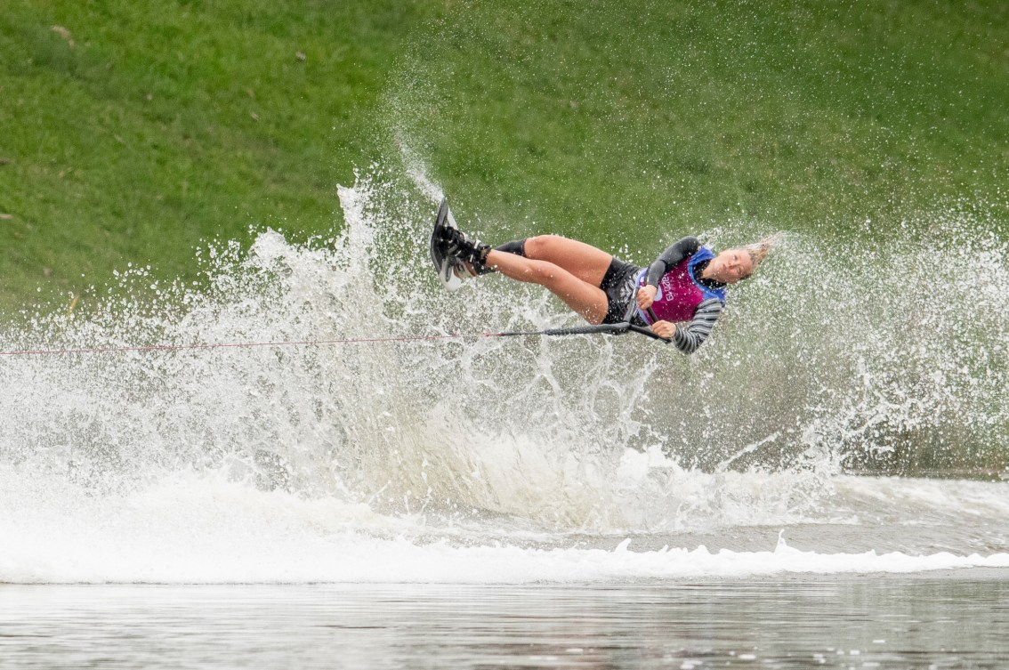 Whitney McClintock Rini d'Équipe Canada participe à la finale féminine de figures en ski nautique.