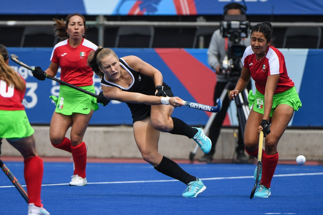 Les Canadiennes jouent contre les Mexicaines.