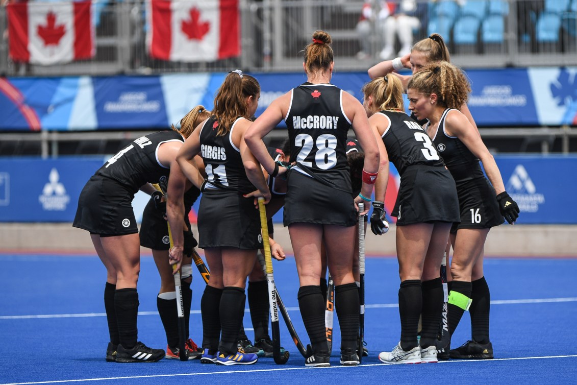 Les joueuses canadiennes sur le terrain.