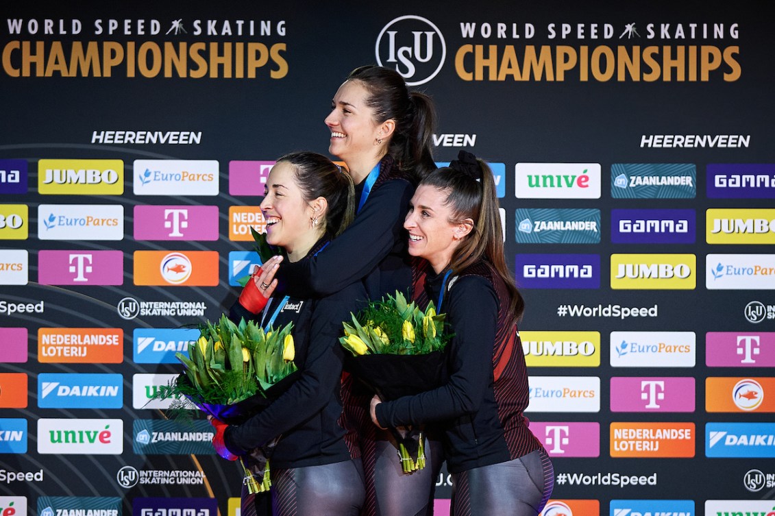 Valérie Maltais, Ivanie Blondin et Isabelle Weidemann lors de la cérémonie de remise des médailles.