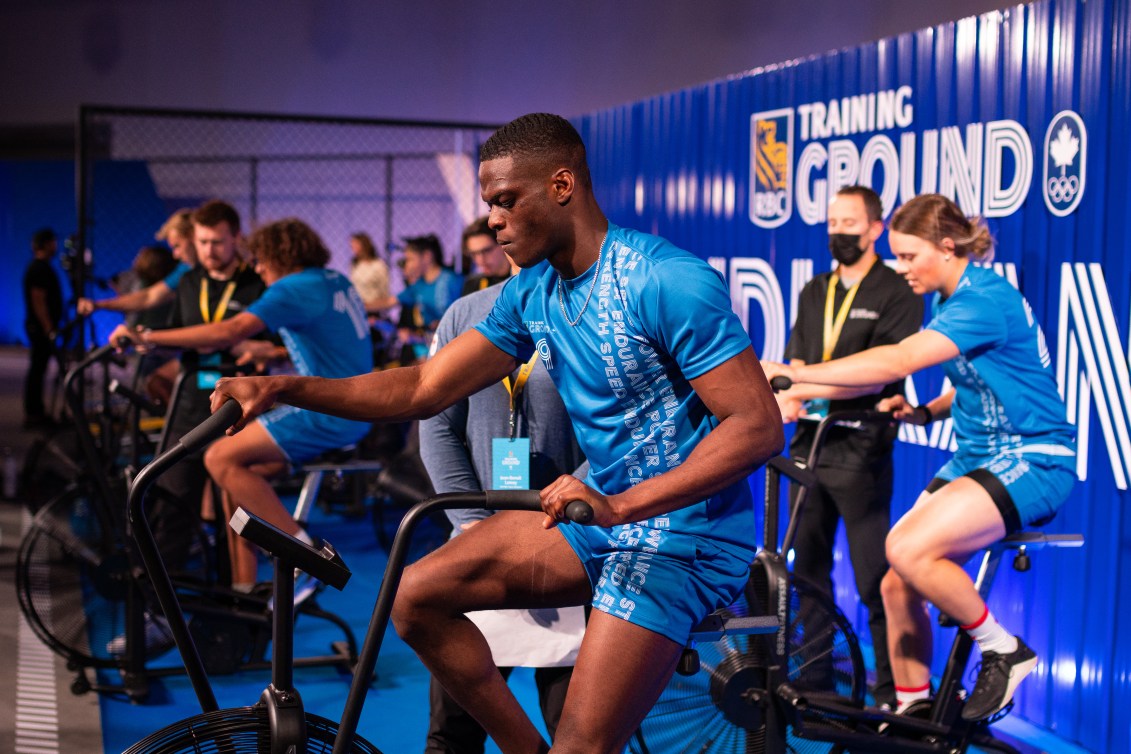 Ifeoluwa Adewoye utilise un vélo d’assaut au Camp des recrues RBC.