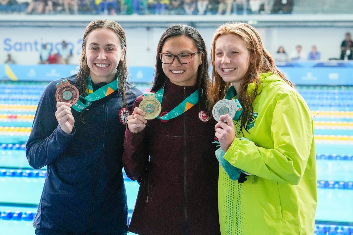 Maggie Mac Neil pose avec sa médaille d'or et les médaillées d'argent et de bronze.