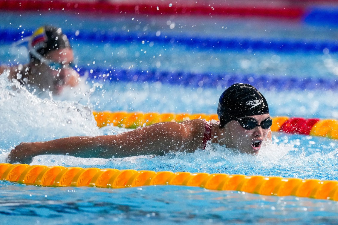 Maggie Mac Neil nage le papillon pendant une course. 