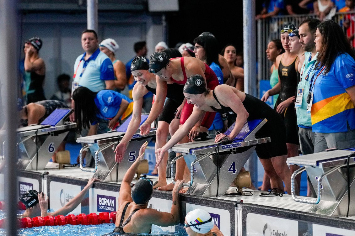 Mary-Sophie Harvey, dans la piscine, célèbre avec ses coéquipières Danielle Hanus, Maggie Mac Neil et Rachel Nicol