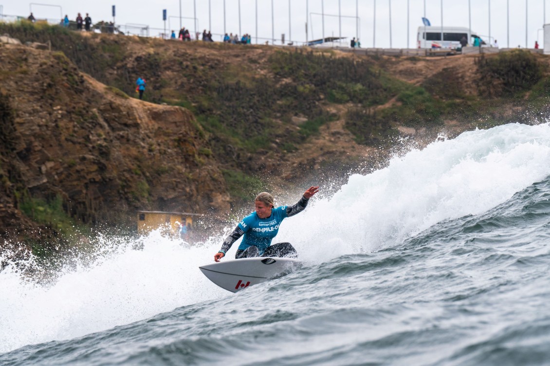 Sanoa Dempfle-Olin surfe sur une vague. 