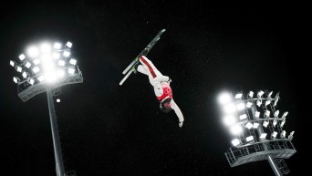 Marion Thénault effectue un saut acrobatique.
