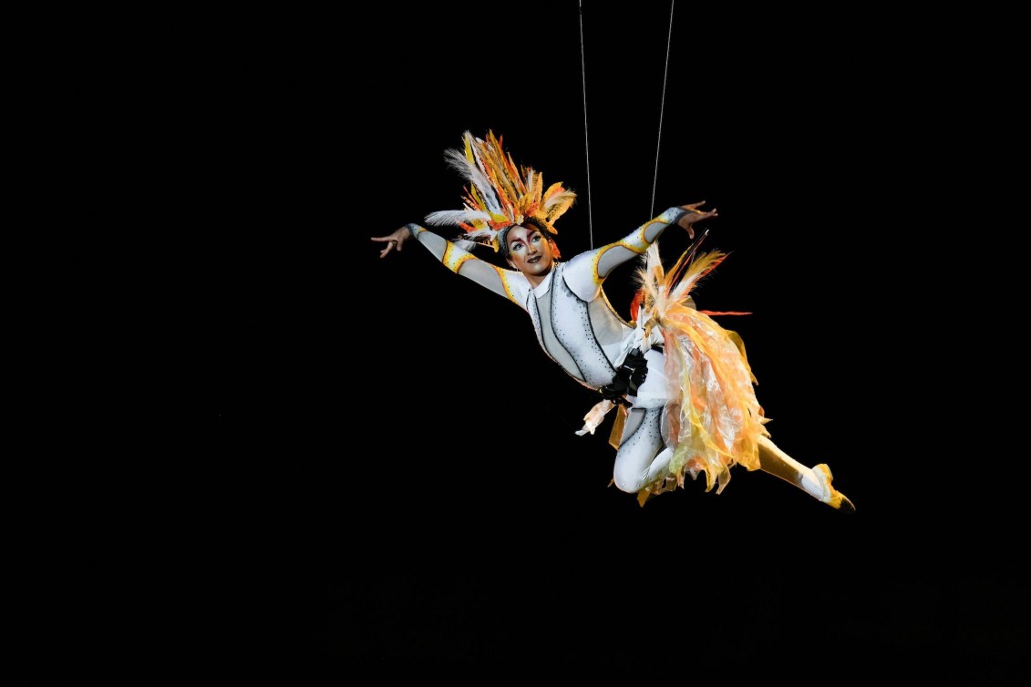 Une artiste danse en costume d'oiseau.