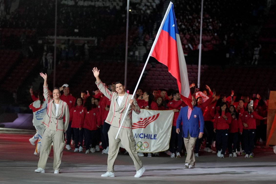 Kristel Köbrich et Esteban Grimalt du Chili portent le drapeau de leur pays.