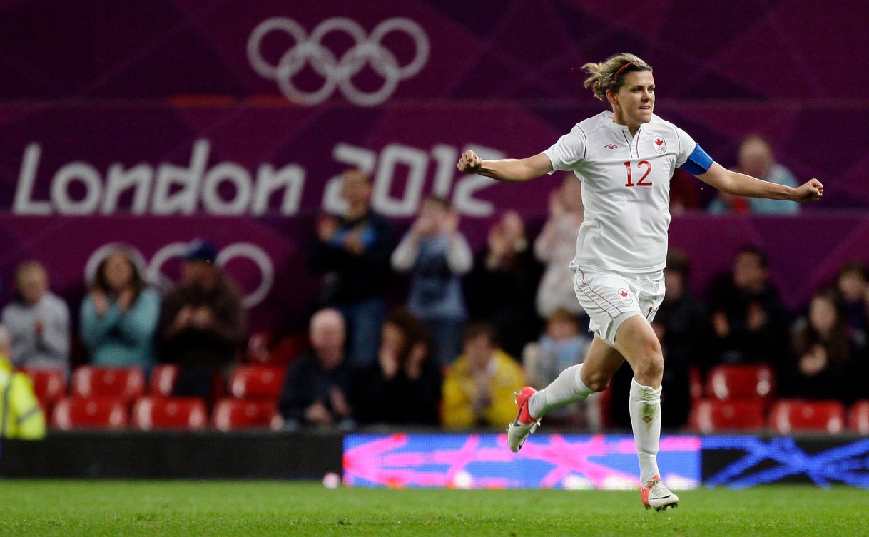 La capitaine du Canada, Christine Sinclair, célèbre après avoir marqué un but.