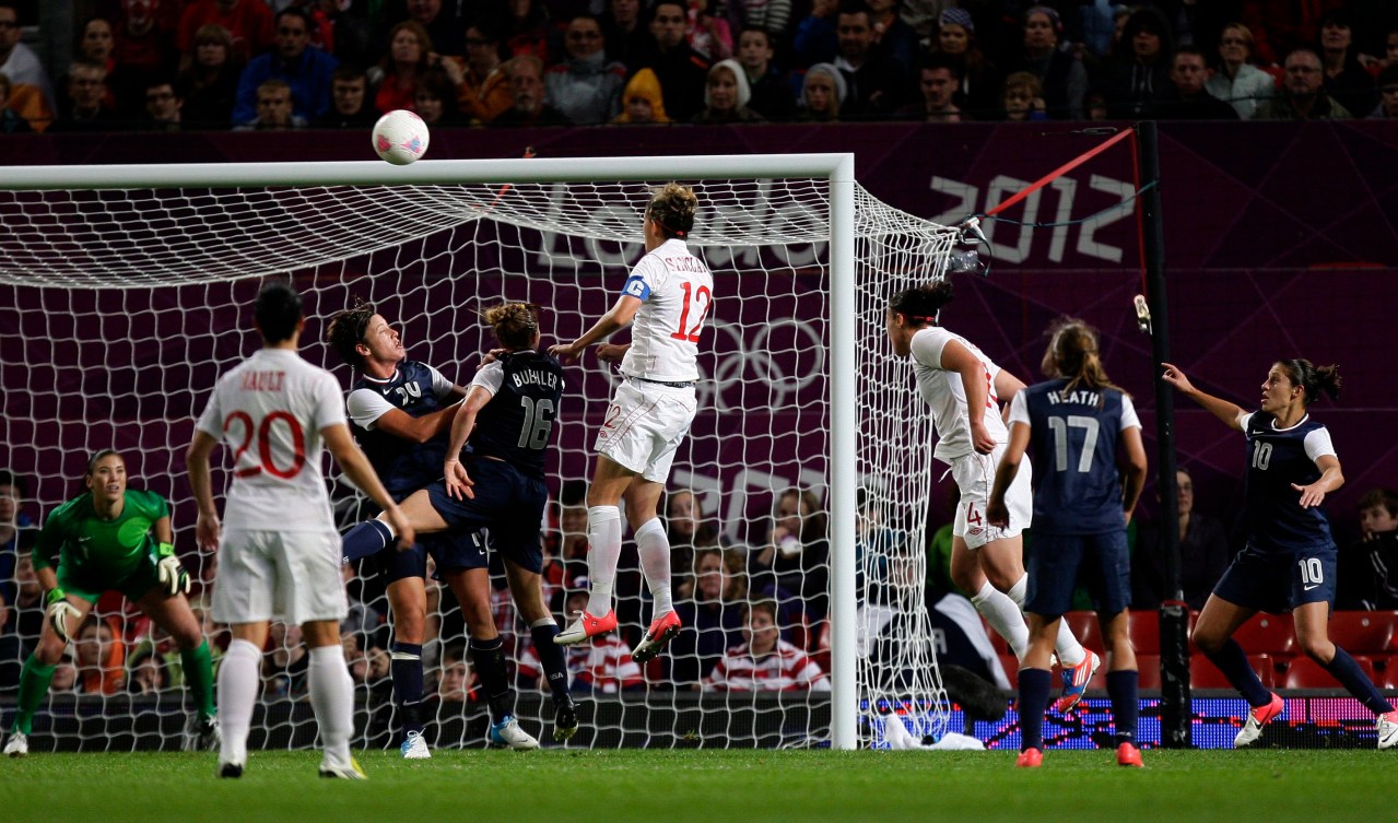 La capitaine du Canada, Christine Sinclair, au centre, marque un but.