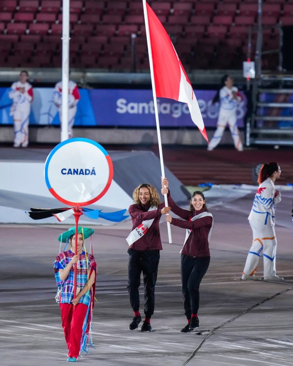 Les membres d'Équipe Canada, menés par les porte-drapeaux Brandie Wilkerson et Melissa Humana-Paredes, font leur entrée à la cérémonie d'ouverture.