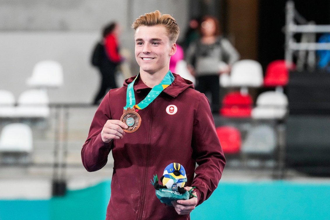 Félix Dolci pose avec sa médaille de bronze