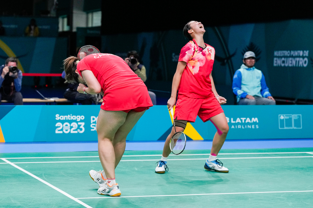 Josephine Wu et Catherine Choi du Canada célèbrent sur le terrain.