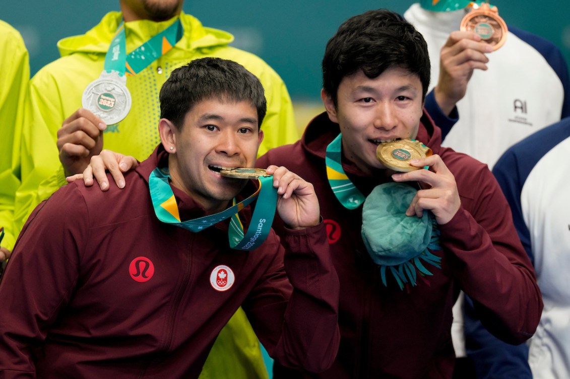 Nyl Yakura et Xingyu Dong avec leur médaille d'or au cou.