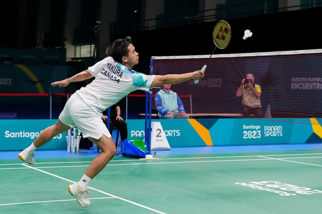 Nyl Yakura et Adam Dong pendant un match de badminton.