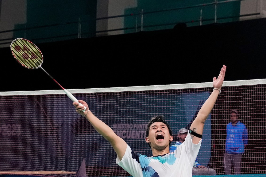 Nyl Yakura et Adam Dong pendant un match de badminton.