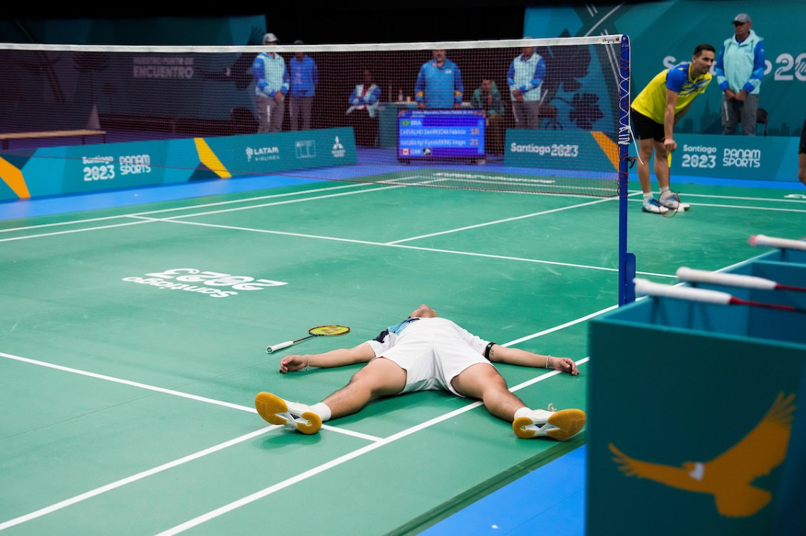 Nyl Yakura et Adam Dong pendant un match de badminton.