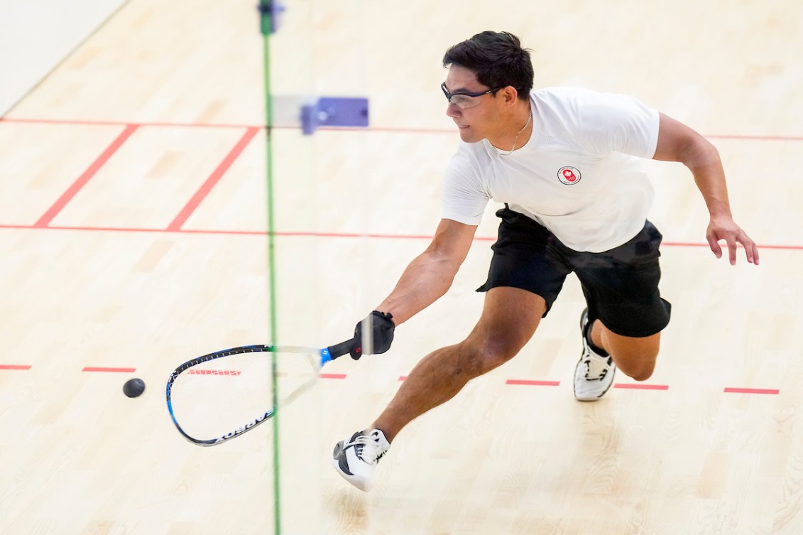 Coby Iwaasa prend part à un match de racquetball.