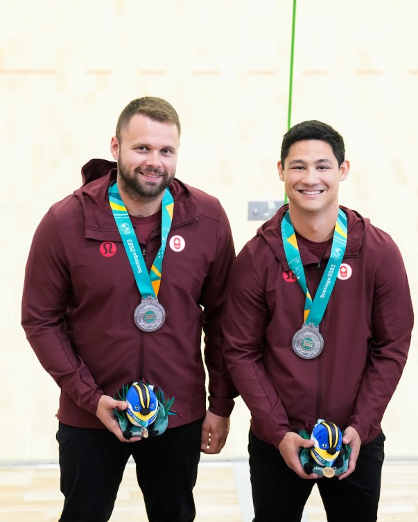 Samuel Murray, à gauche, et Coby Iwaasa posent avec leur médaille d'argent. 