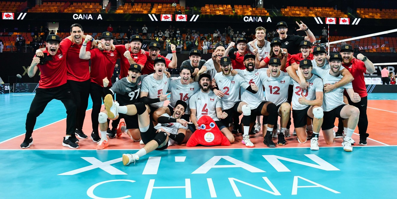 L'équipe masculine de volleyball célèbre sur le terrain.