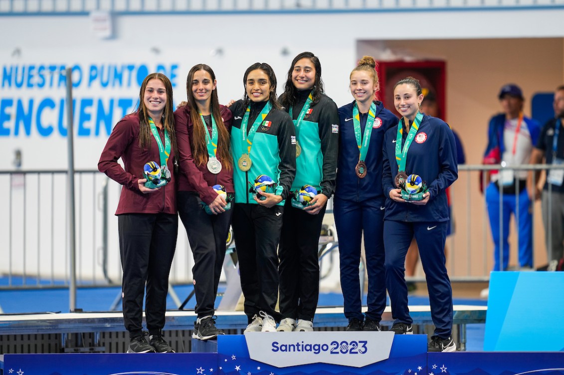 Mia Vallée et Pamela Ware sur le podium avec les autres médaillées. 