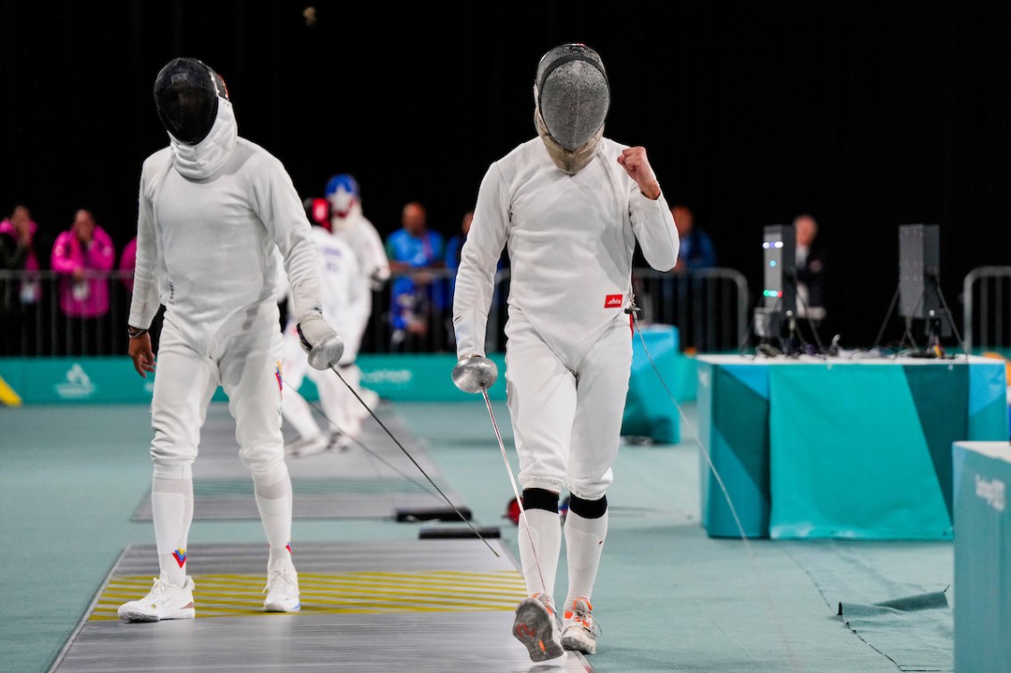 Dylan French pendant un duel d'épée. 