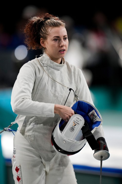 Eleanor Harvey sur la piste d'escrime.