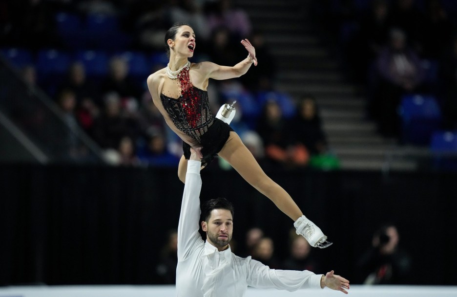 Le duo de patinage Deanna Stellato-Dudek et Maxime Deschamps en pleine performance à l'épreuve de patinage en couple au Skate Canada International à Vancouver.