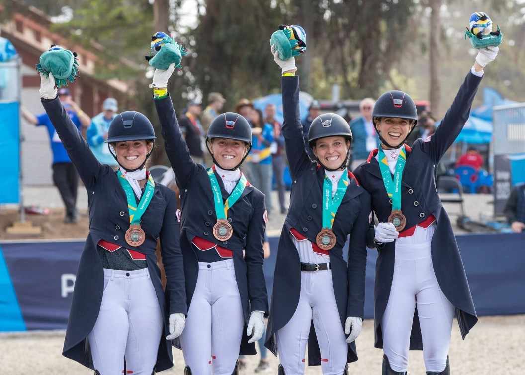 Les membres de l'équipe canadienne de dressage posent avec leurs médailles de bronze