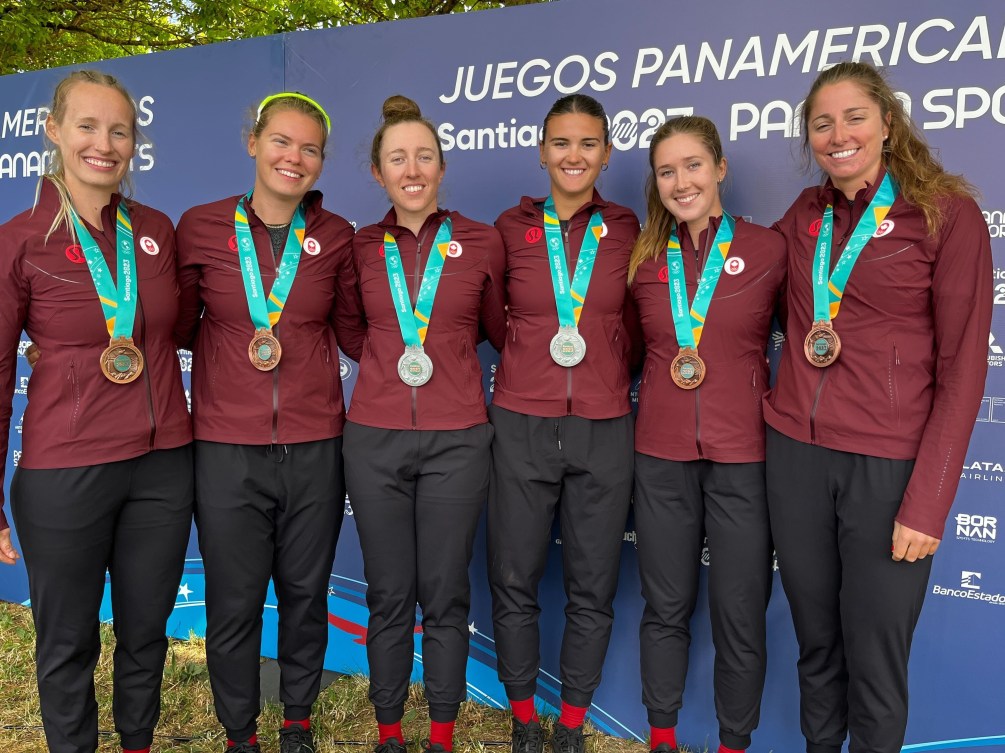 Les rameuses de l'équipe canadienne posent avec leurs médailles lors de la troisième journée des Jeux panaméricains de Santiago 2023.