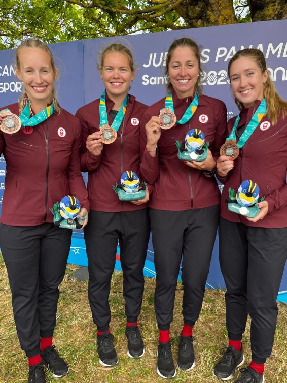 Les membres de l'équipe canadienne Kendra Hartley, Parker Illingworth, Alizée Brien et Caroline De Paiva posent avec leurs médailles de bronze des Jeux panaméricains de Santiago 2023