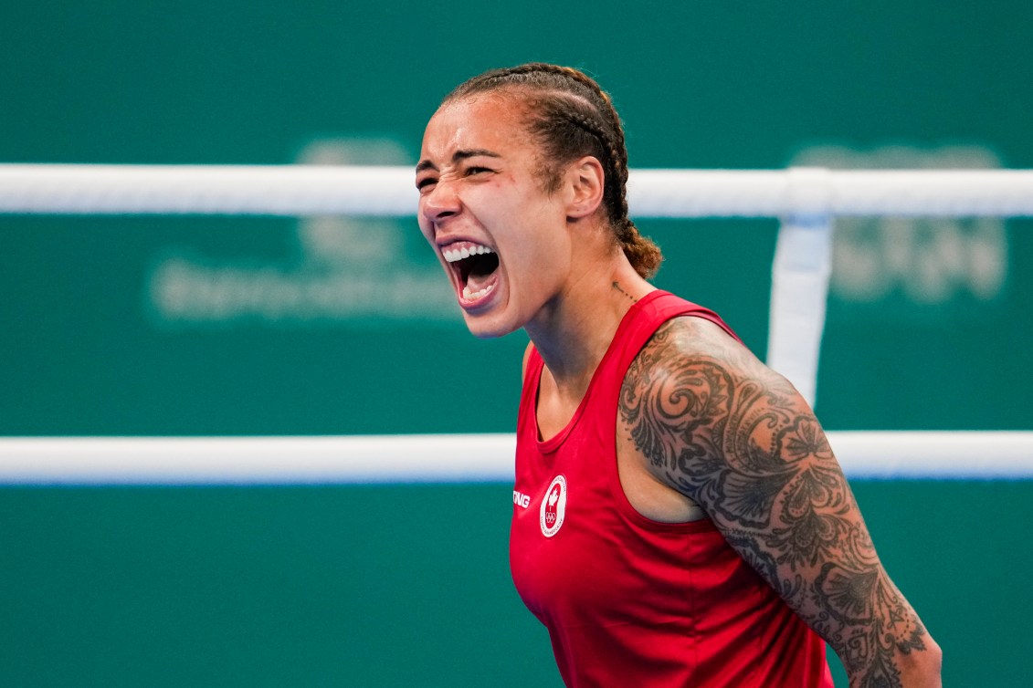 Tammara Thibeault crie dans le ring.