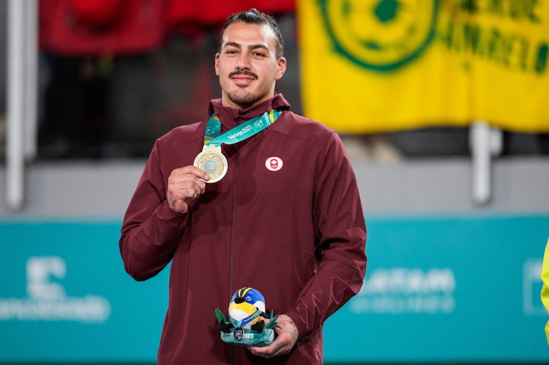 Shady El Nahas pose avec sa médaille de bronze.