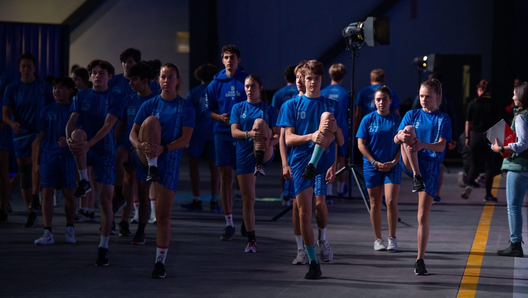 Les participants du Camp des recrues RBC effectue un échauffement.