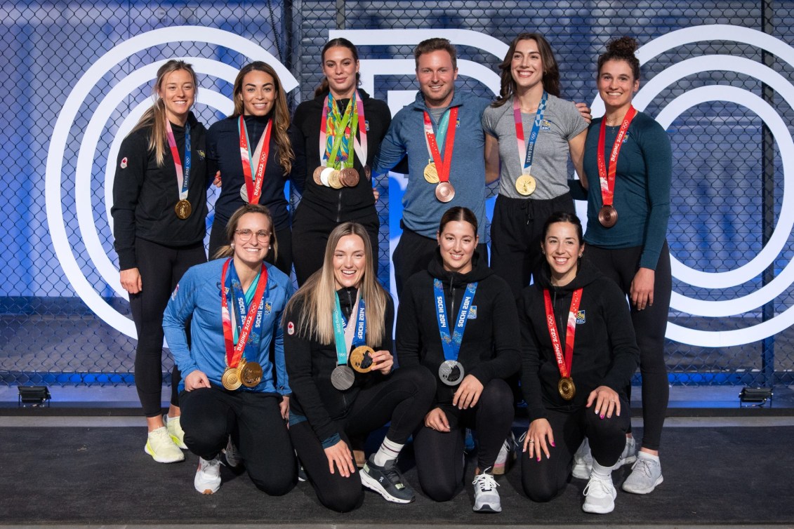 Les Olympiens RBC posent fièrement avec leurs médailles olympiques.