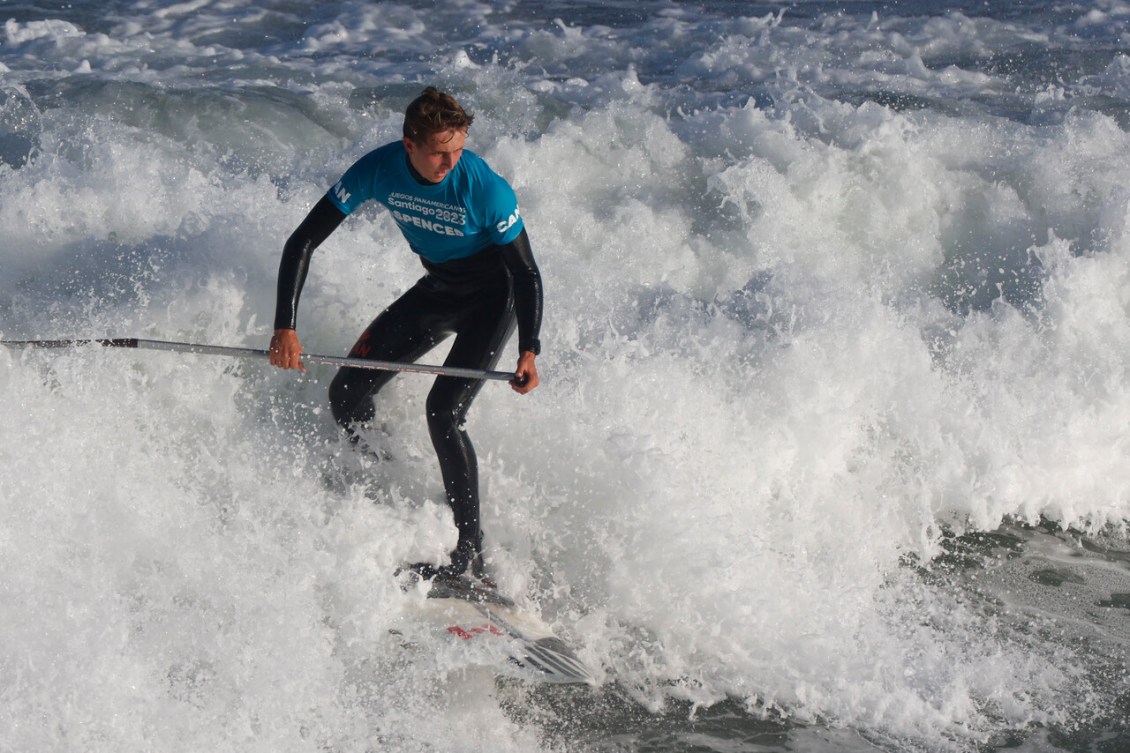 Finn Spencer surfe sur une vague.