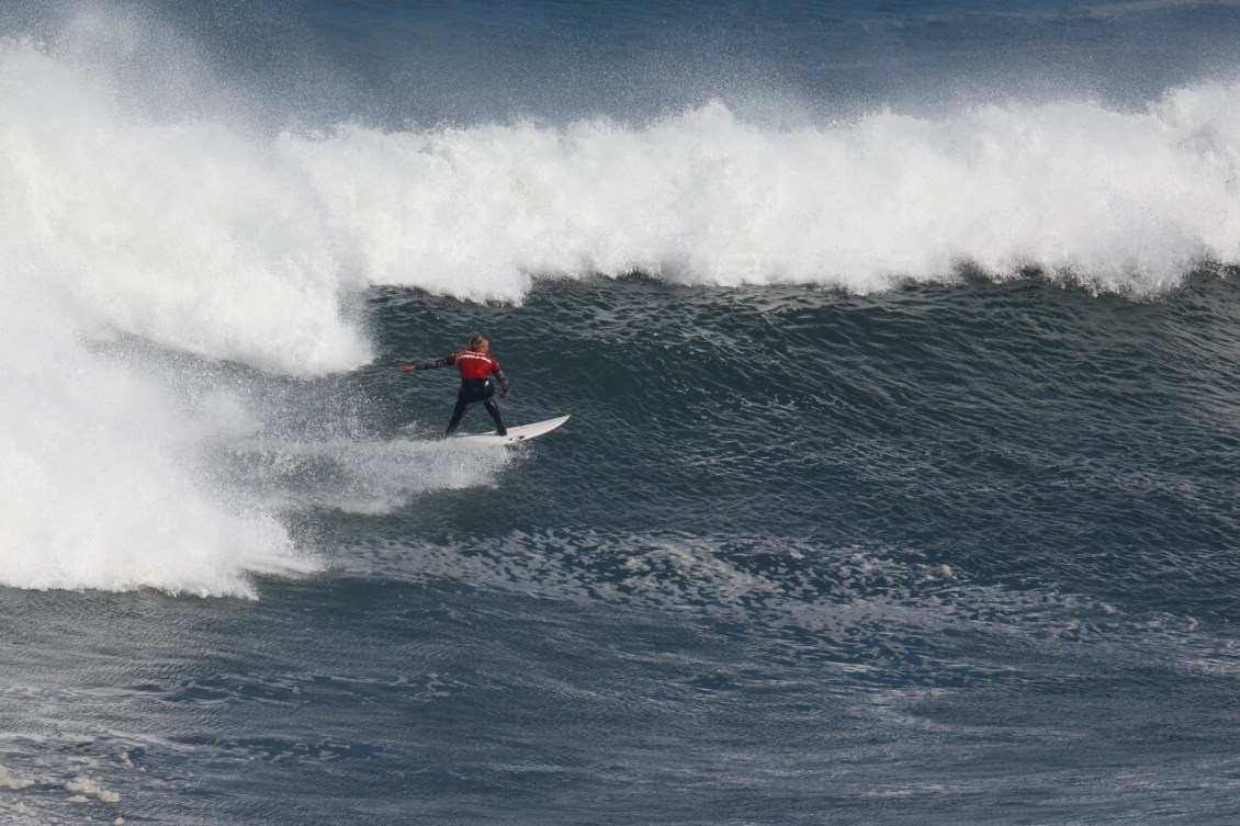 Sanoa Dempfle-Olin surfe sur une vague.